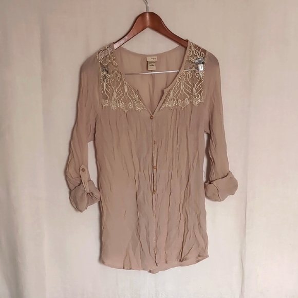 Daytrip Light Tan Crepe Long Sleeve Button Up Lace Chest Size Extra Large - Picture 1 of 7